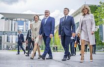 Il presidente francese Emmanuel Macron e il presidente tedesco Frank-Walter Steinmeier con le rispettive mogli alla festa della democrazia vicino a Berlino, 26 maggio 2024 