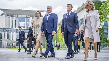 Il presidente francese Emmanuel Macron e il presidente tedesco Frank-Walter Steinmeier con le rispettive mogli alla festa della democrazia vicino a Berlino, 26 maggio 2024 