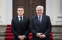 Le président allemand Frank-Walter Steinmeier et le président français Emmanuel Macron posent pour les médias avant une réunion au palais Bellevue à Berlin, le 22 janvier 2024