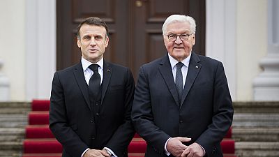 Le président allemand Frank-Walter Steinmeier et le président français Emmanuel Macron posent pour les médias avant une réunion au palais Bellevue à Berlin, le 22 janvier 2024