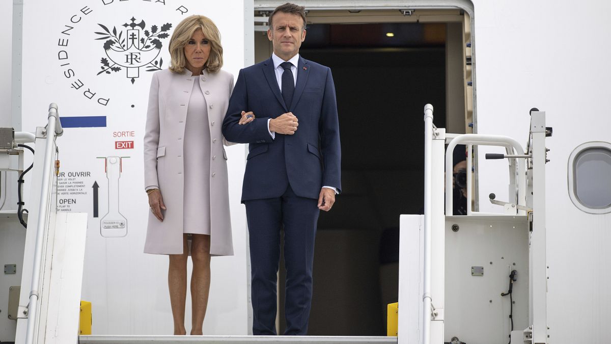 Президент Франции с супругой прибыли в аэропорт Берлин-Бранденбург в рамках трёхдневного госвизита в Германию, 26 мая 2024 г.