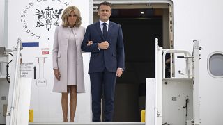 Президент Франции с супругой прибыли в аэропорт Берлин-Бранденбург в рамках трёхдневного госвизита в Германию, 26 мая 2024 г.