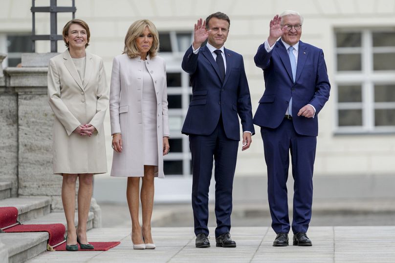 Bundespräsident Frank-Walter Steinmeier (rechts) und seine Frau Elke Buedenbender (links) begrüßten den Emmanuel Macron und seine Frau am Schloss Bellevue.