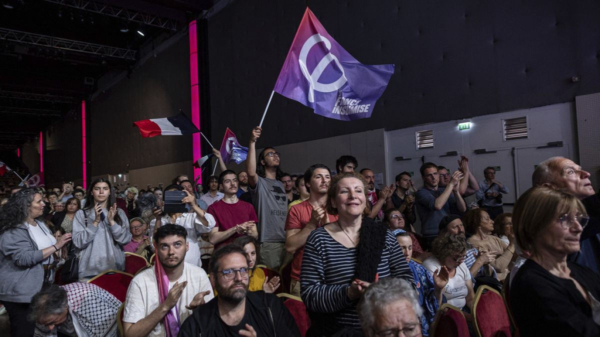 Apoiantes do partido de extrema-esquerda La France Insoumise (Não se deixa abater) assistem a um comício político, sábado, 25 de maio de 2024 (AP Photo/Aurelien Morissard)