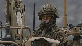 ARCHIVE : Un soldat britannique des forces de la mission Resolute Support dirigée par l'OTAN arrive sur le site d'une attaque à Kaboul, Afghanistan, le mercredi 25 mars 2020
