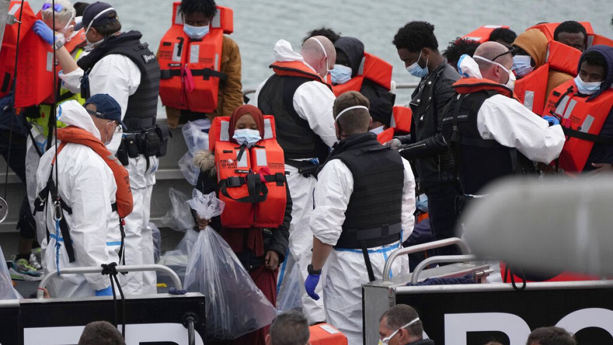 Fransa'dan hareketle, Manş Denizi rotasını geçerek tekne ile İngiltere'ye ulaşan yasa dışı göçmenler