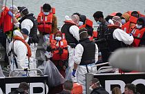 Fransa'dan hareketle, Manş Denizi rotasını geçerek tekne ile İngiltere'ye ulaşan yasa dışı göçmenler