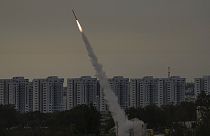 ARCHIVES - Le système antimissile israélien Iron Dome tire pour intercepter une roquette lancée de la bande de Gaza vers Israël, près d'Ashkelon, Israël, jeudi 11 mai 2023.