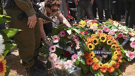 Depositam flores em memória dos reféns mortos pelo Hamas