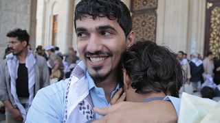 أسير حرب يمني يستقبله أحد أقاربه بعد أن أطلق الحوثيون سراحه في صنعاء - اليمن. 2024/05/26