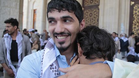 أسير حرب يمني يستقبله أحد أقاربه بعد أن أطلق الحوثيون سراحه في صنعاء - اليمن. 2024/05/26