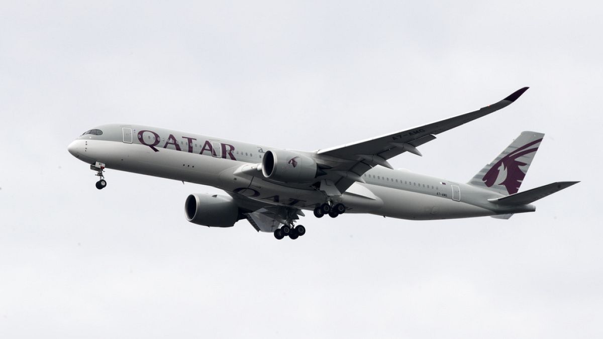DOSYA - 7 Kasım 2019 tarihli bu dosya fotoğrafında, bir Qatar Airways uçağı Philadelphia'daki Philadelphia Uluslararası Havalimanı'na yaklaşıyor. 