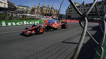 سائق فيراري تشارلز لوكلير من موناكو يوجه سيارته خلال سباق جائزة موناكو الكبرى للفورمولا 1 في مضمار سباق موناكو- 26 مايو 2024