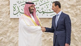ولي العهد السعودي الأمير محمد بن سلمان، يسار، يحيي الرئيس السوري بشار الأسد خلال القمة العربية في جدة، المملكة العربية السعودية، 19 مايو 2023.