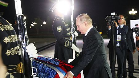 الرئيس الروسي فلاديمير بوتين يضع إكليلاً من الزهور على النصب التذكاري لاستقلال أوزبكستان في طشقند، أوزبكستان، 26 مايو 2024.