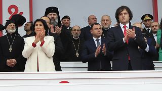  Η πρόεδρος Σαλώμη Ζουραμπιτσβίλι, αριστερά, και ο πρωθυπουργός Ηρακλί Κομπαχίτζε, δεξιά, παρευρίσκονται σε εορτασμό για την Ημέρα Ανεξαρτησίας στην Τιφλίδα, 26 Μαΐου 2024