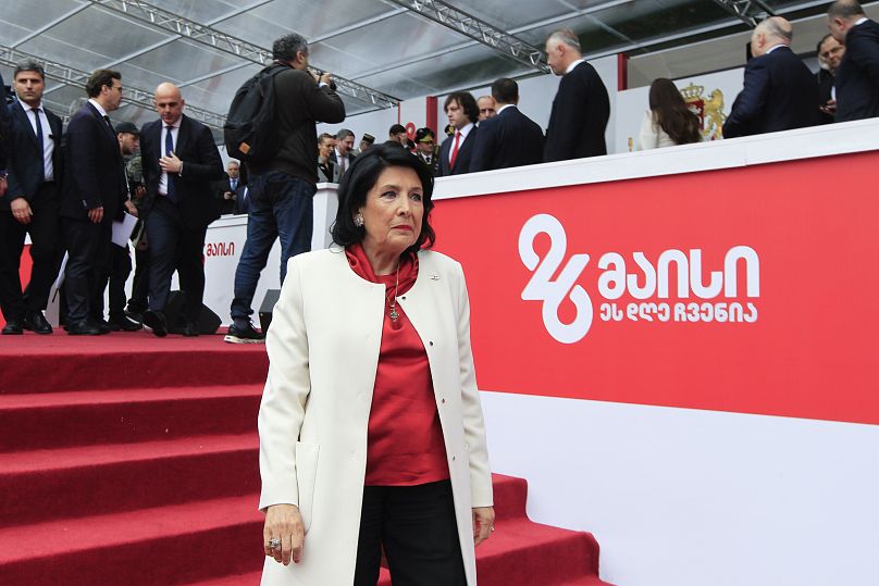 Salome Zurabisvili grúz elnök elhagyja a pódiumot ünnepi beszéde után Tbilisziben 2024.05.26-án.