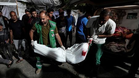 نقل ضحايا القصف الإسرائيلي على رفح