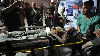 İsrail'in Gazze Şeridi'ne yönelik bombardımanında yaralanan bir Filistinli, 26 Mayıs 2024 Pazar günü Gazze Şeridi'nin merkezindeki Deir al Balah'ta bulunan Al Aqsa hastanesine getirildi.
