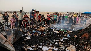 Dégâts causés par une frappe israélienne sur un lieu où se trouvaient des personnes déplacées près de Rafah, dans la bande de Gaza, le lundi 27 mai 2024.