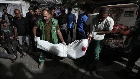 Médicos palestinos trasladan los cuerpos a la morgue del hospital Al Aqsa en Deir al Balah, en el centro de la Franja de Gaza, el 26 de mayo de 2024.