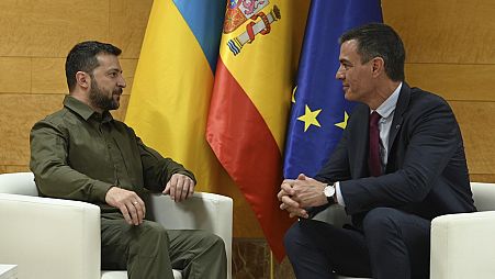 Der ukrainische Präsident Wolodymyr Selenskyj mit dem spanischen Ministerpräsidenten, Pedro Sánchez.