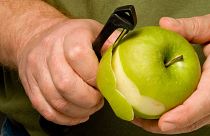 عکس تزئینی از پوست کردن سیب