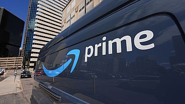 El logotipo adorna el lateral de una furgoneta de reparto de Amazon el martes 14 de mayo de 2024, en el centro de Denver. AP Photo/David Zalubowski)