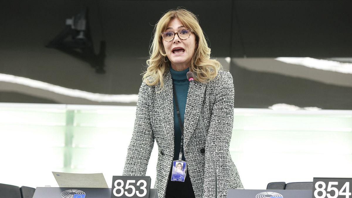 Италианският евродепутат Франческа Донато твърди че съпругът й е бил
