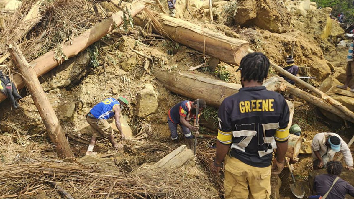 Официални лица съобщават за над 2000 затрупани от свлачище в Папуа Нова Гвинея