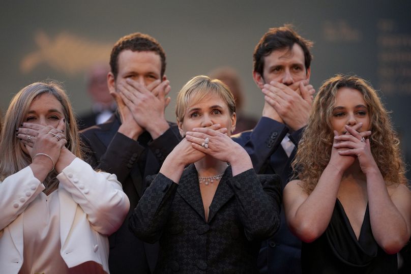 La réalisatrice de "Me Too", Judith Godreche, pose avec les mains couvrant sa bouche lors de la première de "Furiosa : A Mad Max Saga" pendant le 77ème Festival de Cannes.