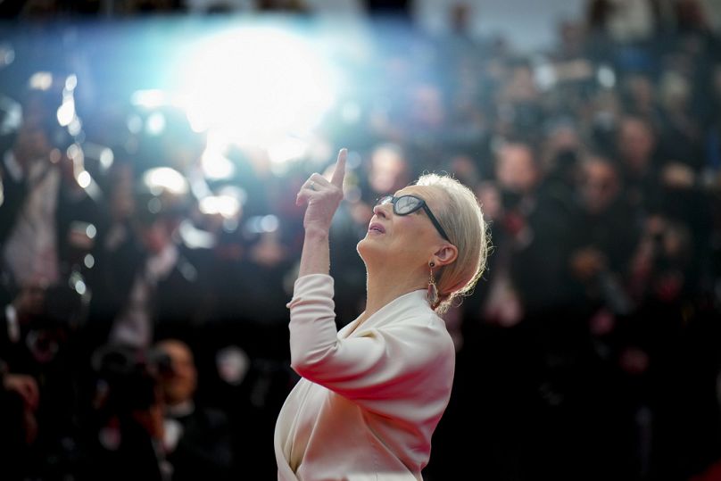 Meryl Streep posa en la ceremonia de entrega de premios y el estreno de 'The Second Act' durante el 77º Festival de Cine de Cannes en el sur de Francia el 14 de mayo de 2024.