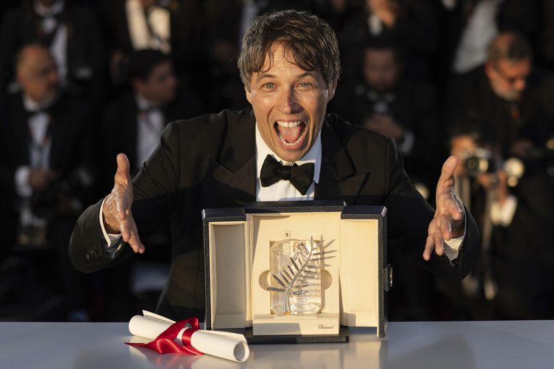 Sean Baker, vencedor da Palma de Ouro por “Anora”, posa durante a sessão fotográfica após a cerimónia de entrega dos prémios no 77º Festival de Cinema de Cannes