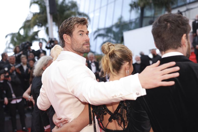 Chris Hemsworth pose pour les photographes à son arrivée à la première du film 'Furiosa : A Mad Max Saga' au 77ème festival international du film, Cannes