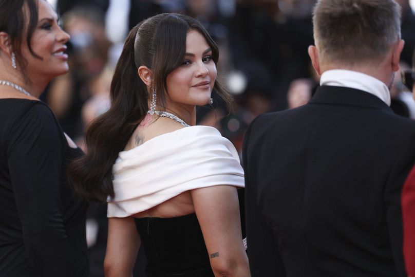 Selena Gomez pose pour les photographes à son arrivée à la première du film 'Emilia Perez' au 77ème festival international du film de Cannes.