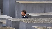 Il presidente francese Emmanuel Macron visita il memoriale per l'olocausto, a Berlino