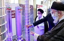 بازدید علی خامنه‌ای رهبر جمهوری اسلامی از نمایشگاه دستاوردهای هسته‌ای 