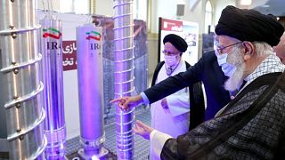 بازدید علی خامنه‌ای رهبر جمهوری اسلامی از نمایشگاه دستاوردهای هسته‌ای 