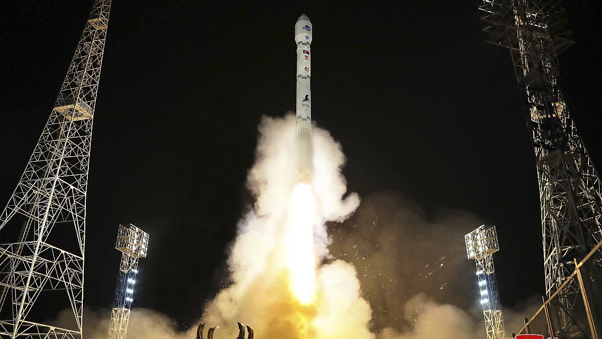 Esta foto proporcionada por el obierno norcoreano muestra lo que el país dijo que es el lanzamiento del Malligyong-1, un satélite espía militar.