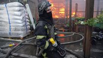عناصر الإطفاء يحاولون إخماء حريق في متجر في خاركيف