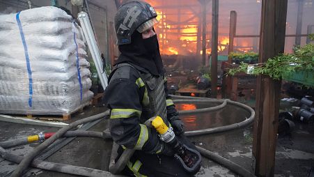 عناصر الإطفاء يحاولون إخماء حريق في متجر في خاركيف