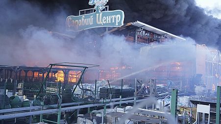 Los bomberos apagan un incendio tras el impacto de dos bombas teledirigidas en un gran almacén de materiales de construcción en Járkov, Ucrania.