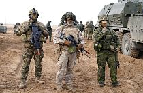 DATEI - NATO-Truppen posieren für ein Foto vor Militärübungen auf dem Militärstützpunkt Adazi in Kadaga, Lettland, Dienstag, 8. März 2022. 8, 2022. 