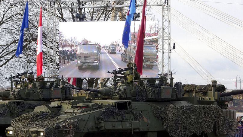 ARCHIVE - Des véhicules blindés de transport de troupes de l'armée lettone lors d'un défilé à l'occasion du Jour de l'Indépendance de la Lettonie, à Riga, le 18 novembre 2022