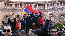 متظاهرون يحملون العلم الأرميني في ساحة الجمهورية في يريفان، أرمينيا