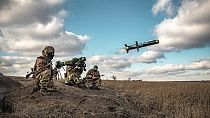 FILE - Servizio stampa del Ministero della Difesa ucraino, soldati ucraini utilizzano un lanciatore con missili Javelin statunitensi durante le esercitazioni militari nella regione di Donetsk, Ucraina, 23/12/21.