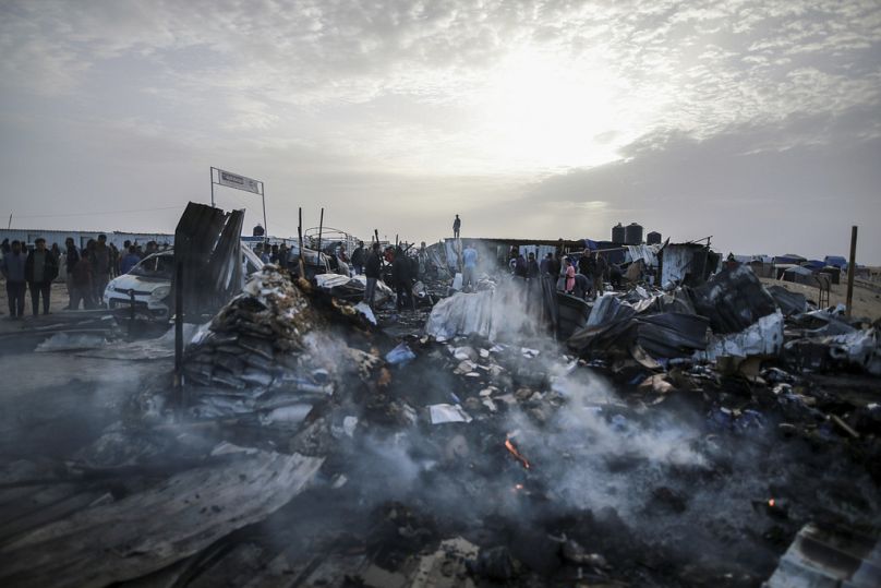 Menekültek sátrai kaptak lángra a területen