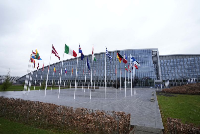 As bandeiras dos países membros da NATO tremulam ao vento no exterior da sede da NATO em Bruxelas, quarta-feira, 3 de abril de 2024.