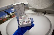 صندوق من عينات الدم المجمدة في النيتروجين السائل في مستشفى إنوفا فيرفاكس في فولز تشيرش، فيرجينيا