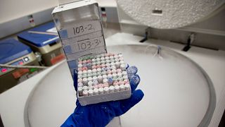 صندوق من عينات الدم المجمدة في النيتروجين السائل في مستشفى إنوفا فيرفاكس في فولز تشيرش، فيرجينيا